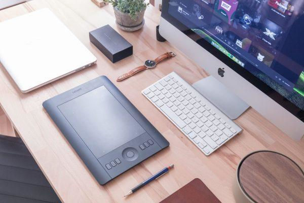 Büroservice - Schreibtisch mit Tablet und Bildschirm